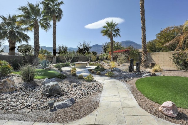 view of yard featuring a mountain view