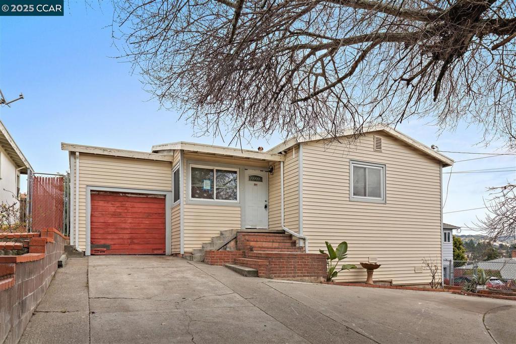 view of front of home featuring a garage