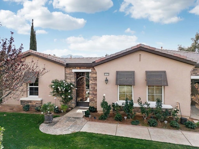 view of front of property with a front yard