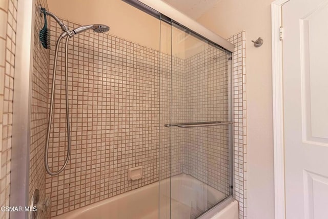 bathroom with enclosed tub / shower combo