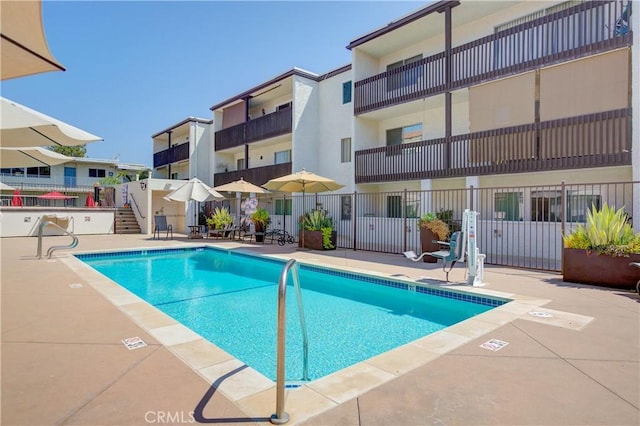 view of swimming pool