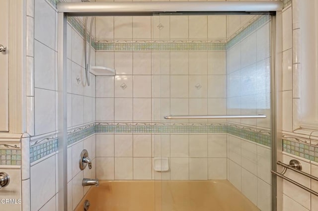 bathroom with tiled shower / bath