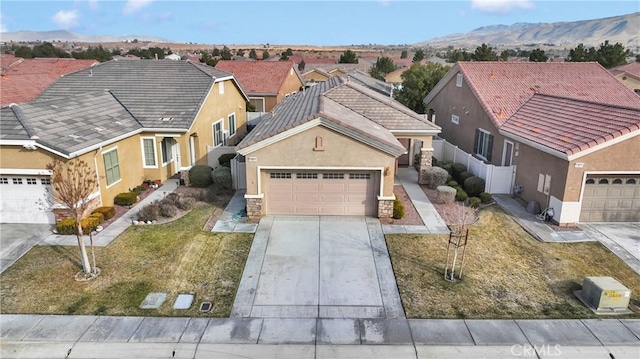 view of front of property featuring a mountain view and a front lawn