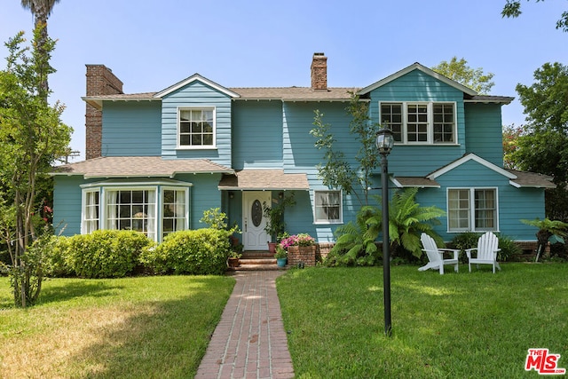 view of front of property featuring a front yard