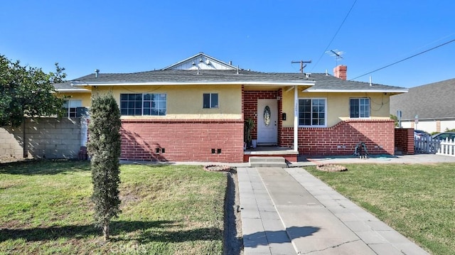 ranch-style home featuring a front lawn