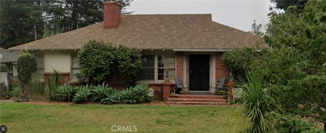 view of front of house featuring a front lawn