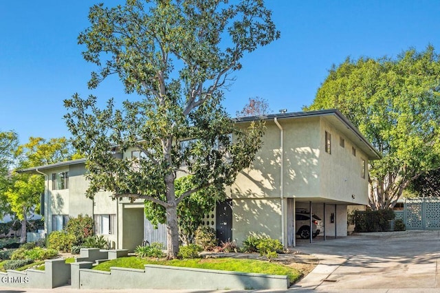 view of front facade featuring a carport