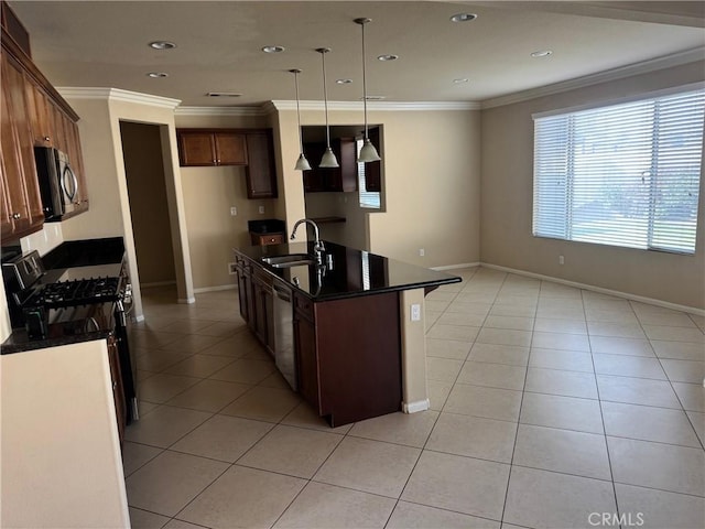 kitchen featuring decorative light fixtures, sink, a kitchen island with sink, stainless steel appliances, and crown molding