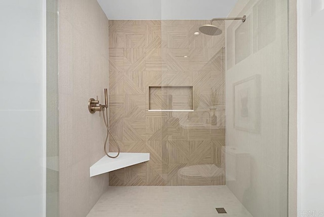 full bathroom featuring tiled shower