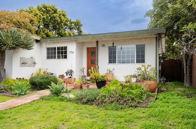 view of front of house featuring a front yard