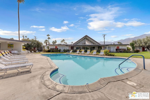 view of swimming pool featuring a patio