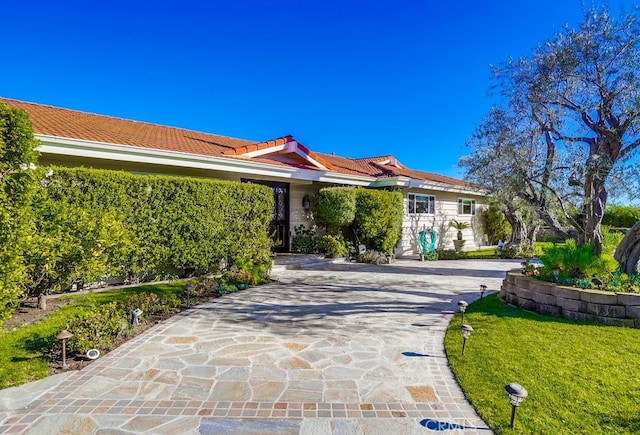 view of front facade featuring a front lawn