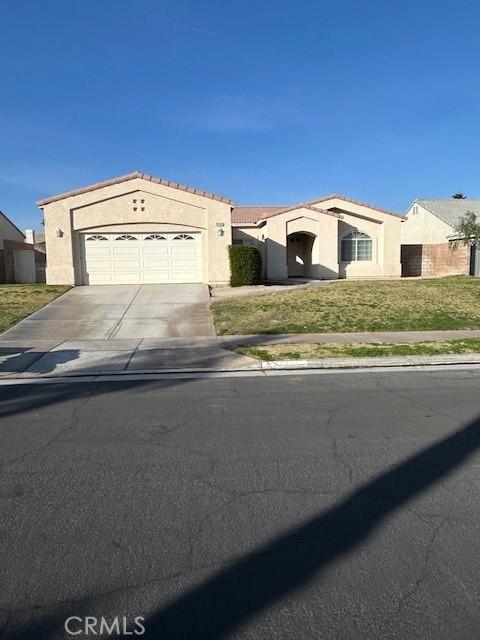 view of front of home featuring a garage and a front yard