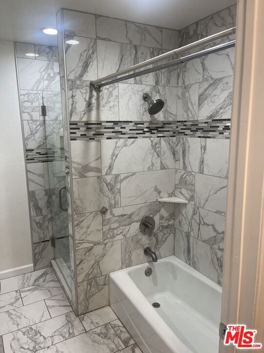 bathroom with tiled shower / bath combo