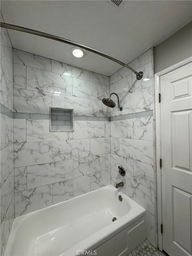 bathroom with tiled shower / bath combo