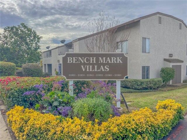 community / neighborhood sign featuring a lawn