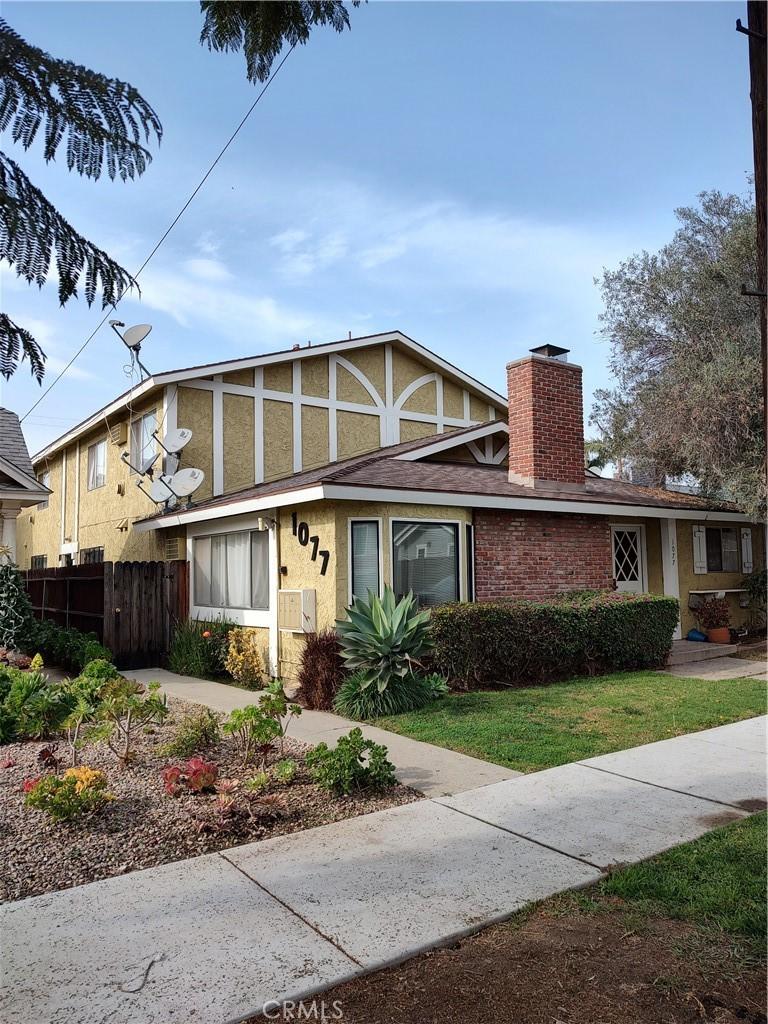 view of front of home featuring a front lawn