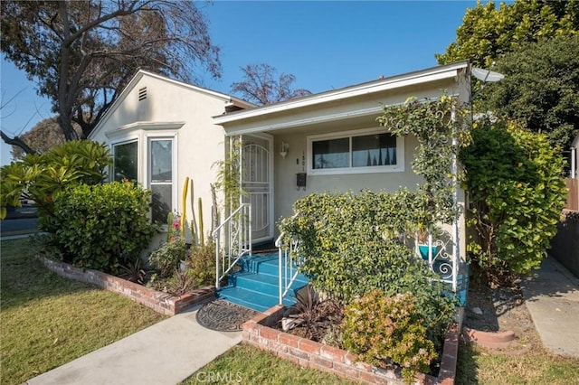 view of front of house featuring a front lawn