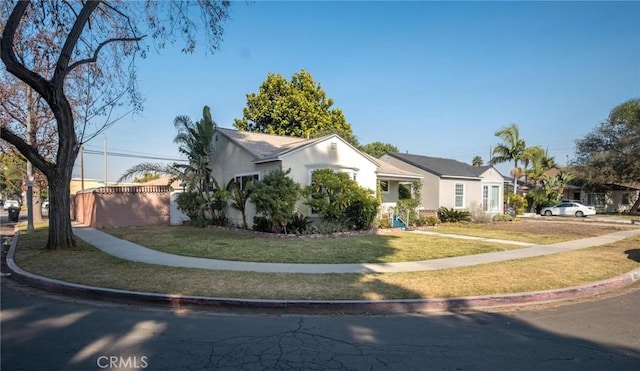 single story home with a front lawn