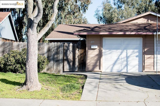 single story home with a front yard