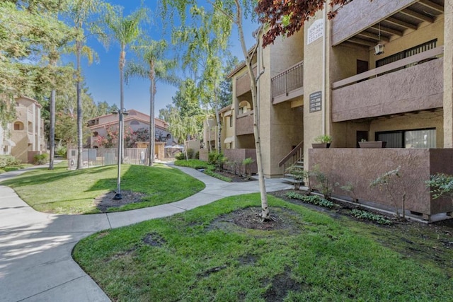 view of property's community featuring a lawn