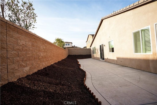 view of yard featuring a patio