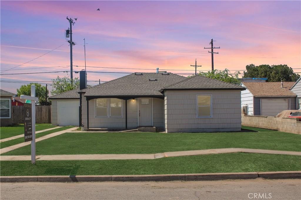 1425 N Howard Ave, Fresno, CA 93703 - ranch-style house featuring roof with shingles, driveway, an attached garage, a front lawn, and fence