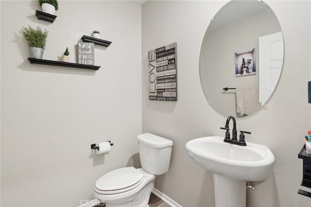 bathroom featuring toilet and sink