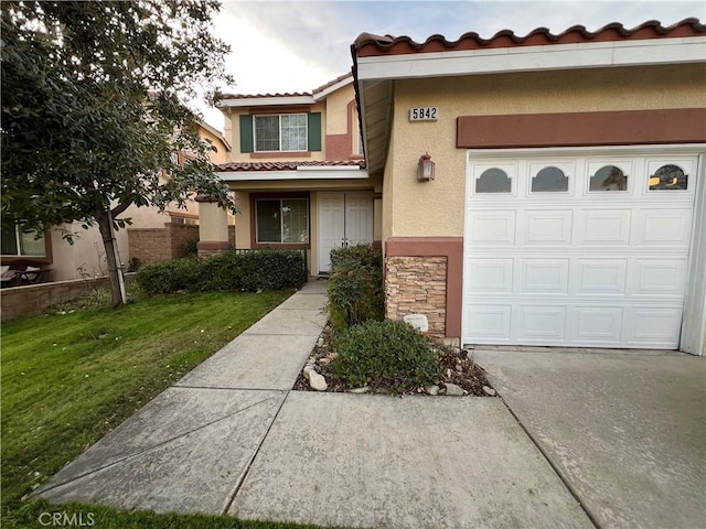 view of front facade with a garage and a front yard