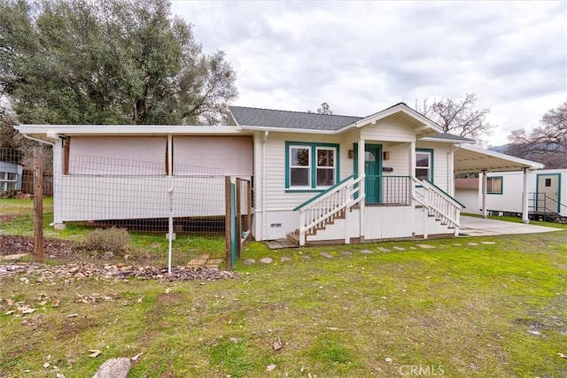 view of front of property featuring a front yard