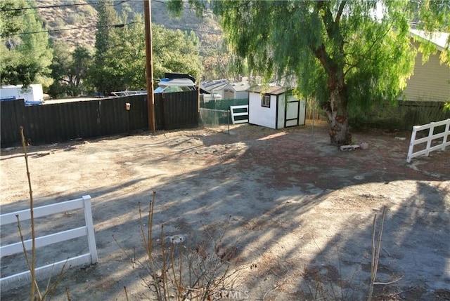 view of yard featuring a storage shed