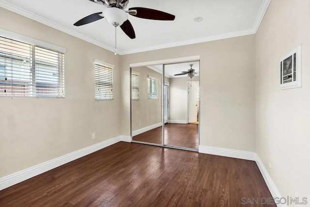 unfurnished bedroom with dark wood-type flooring, ceiling fan, ornamental molding, and a closet