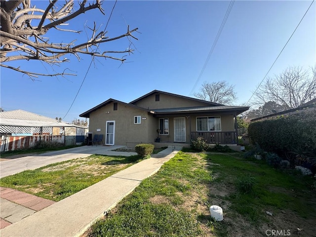 view of front of house featuring a porch and a front yard