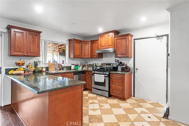 kitchen featuring sink, dark stone countertops, stainless steel appliances, ornamental molding, and kitchen peninsula