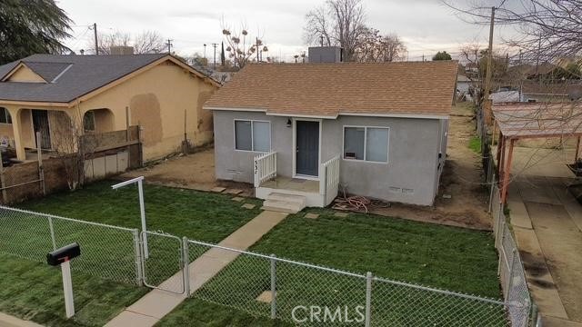 view of front of house featuring a front yard