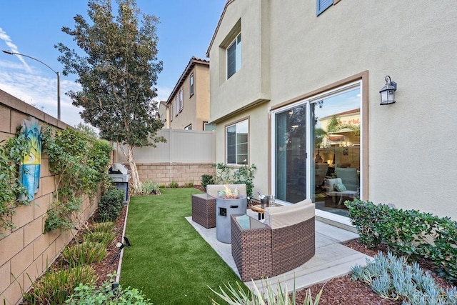 view of yard featuring a fenced backyard and an outdoor living space