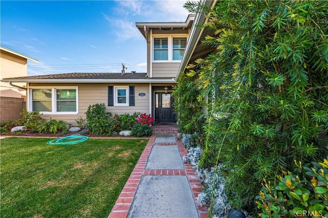 view of front of property with a front lawn