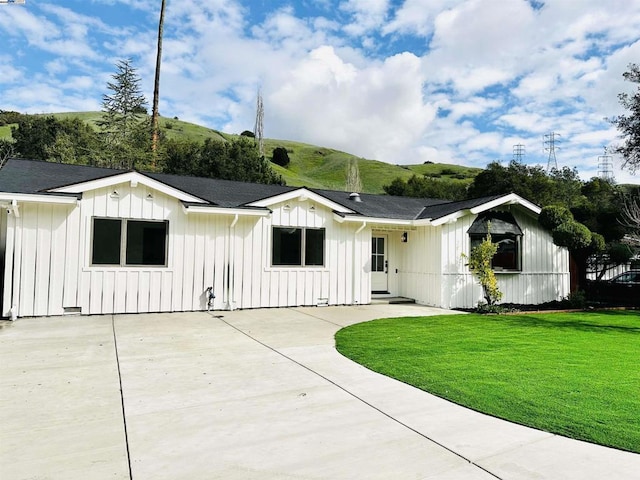 view of front facade with a front lawn