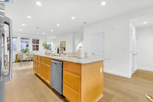 kitchen with sink, stainless steel dishwasher, an island with sink, and light wood-type flooring