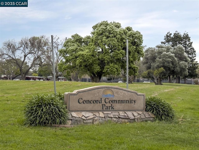 community / neighborhood sign featuring a lawn