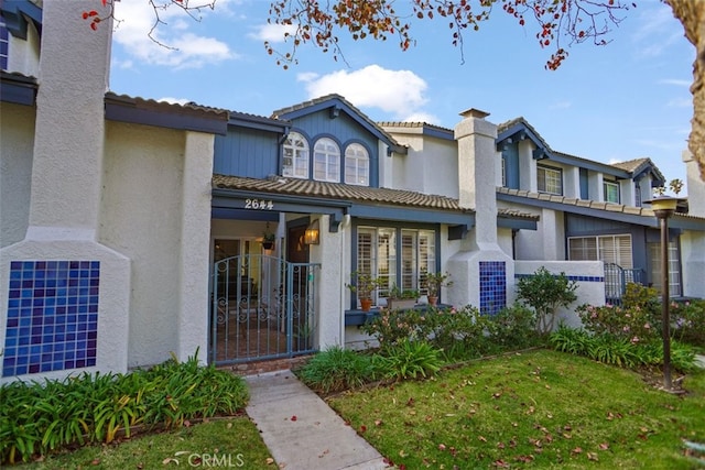 view of front facade with a front yard