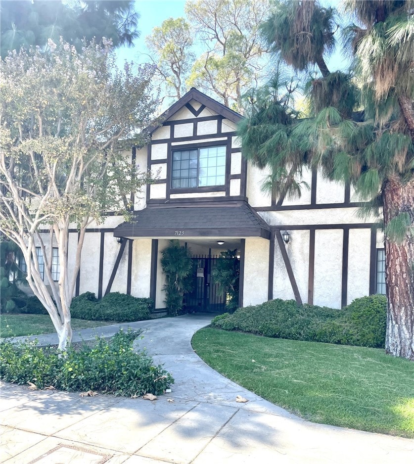 view of front of home featuring a front yard