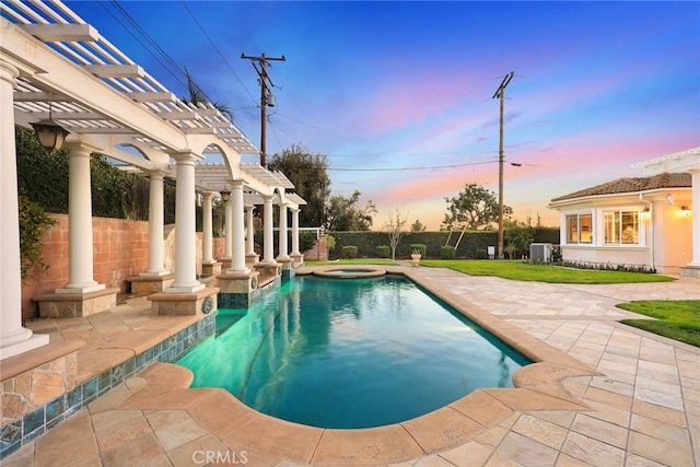 pool at dusk featuring an in ground hot tub, central AC unit, a pergola, and a patio area