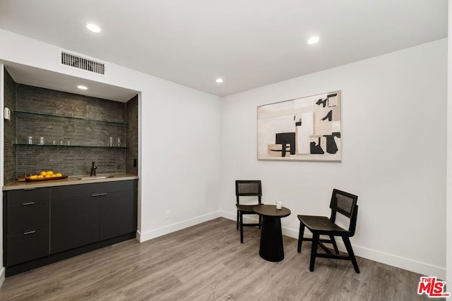 living area featuring indoor wet bar and light wood-type flooring