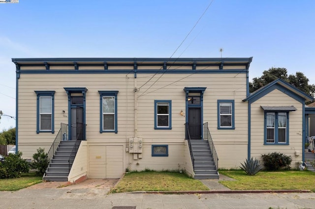 view of front of home featuring a front yard