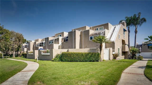 view of property's community featuring a lawn