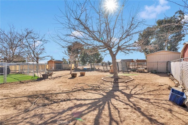 view of yard featuring an outdoor structure