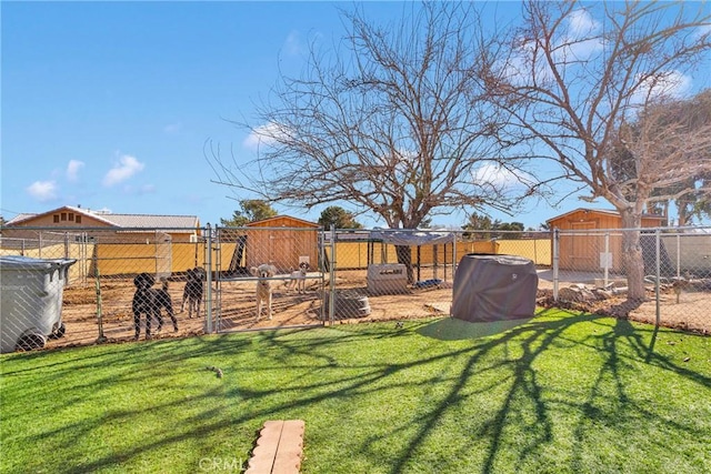 view of yard with an outbuilding