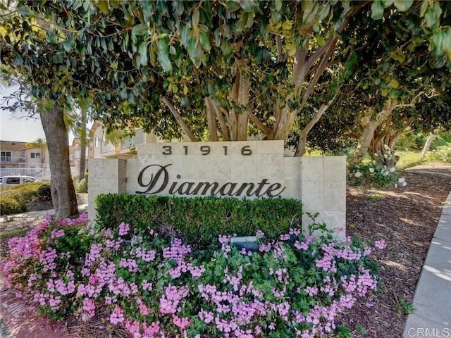 view of community / neighborhood sign