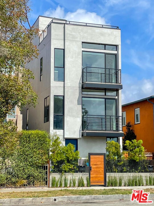 exterior space featuring a balcony